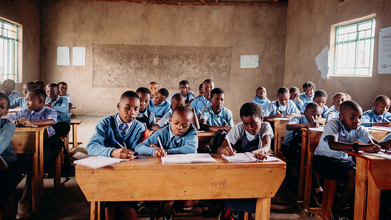 Kinderen krijgen les op een school in Rwanda. 