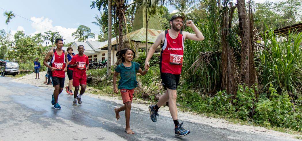 Man rent een marathon in Indonesië.