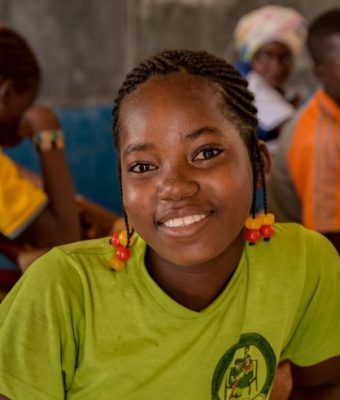 Meisje uit Burkina Faso in een schoolklas.