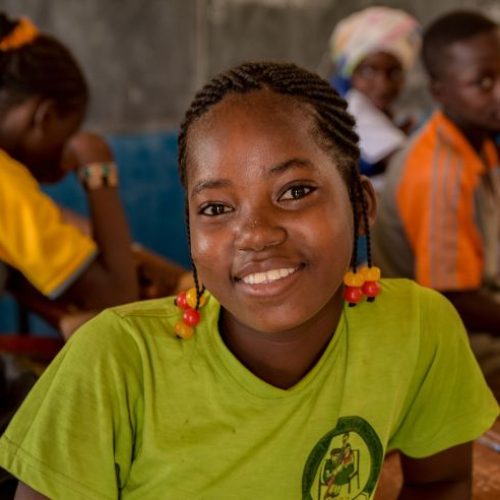 Meisje uit Burkina Faso in een schoolklas.