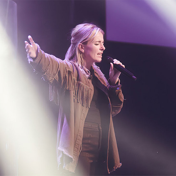 Zangeres Eline tijdens haar concert