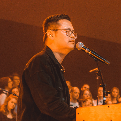 Gilbert Thera zingt en speelt piano tijdens een concert.