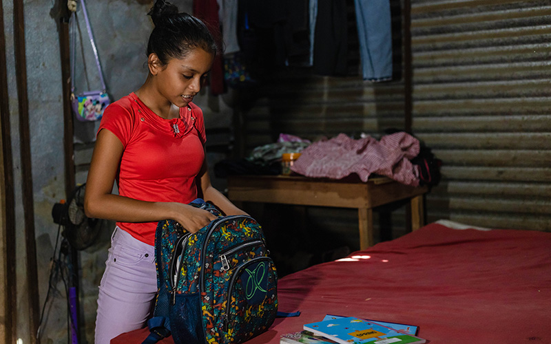 Amanda uit Nicaragua pakt haar schooltas in. 