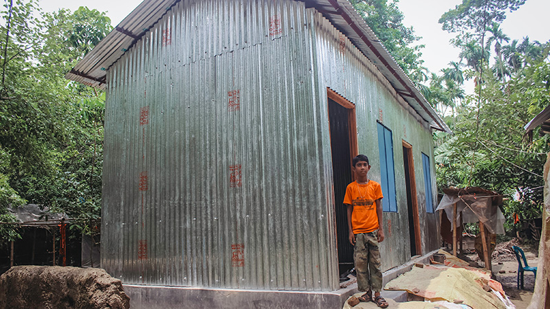 Sourob uit Bangladesh voor zijn nieuwe huis.