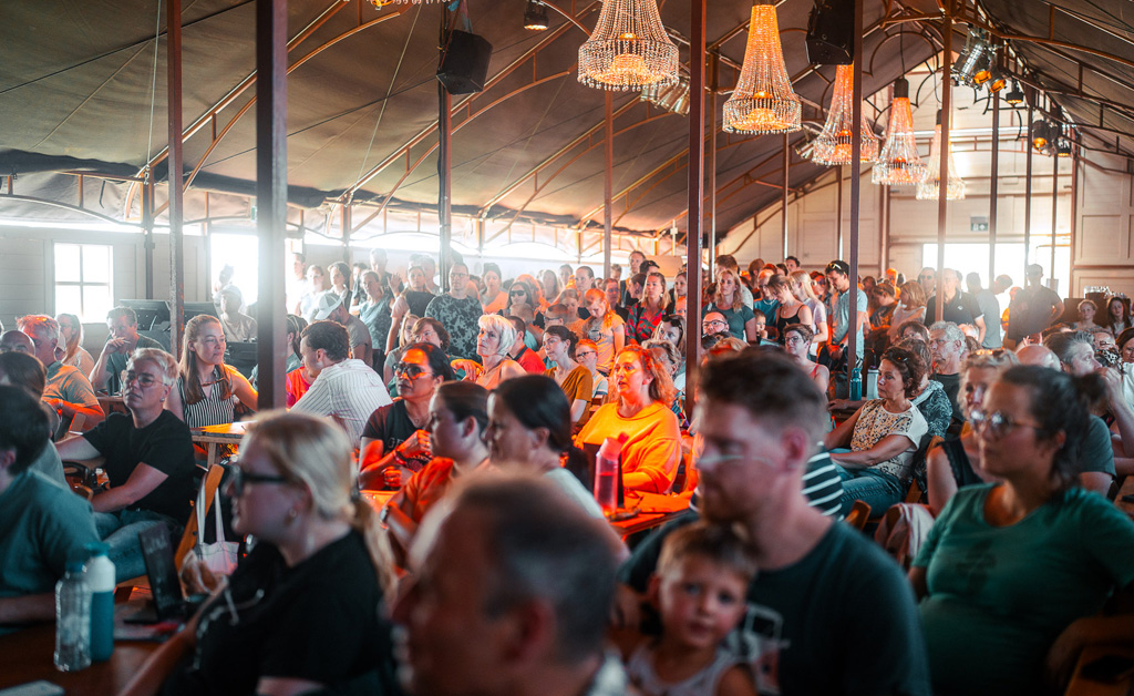 Sfeerimpressie van de Compassion Kerk tijdens Opwekking 2024.