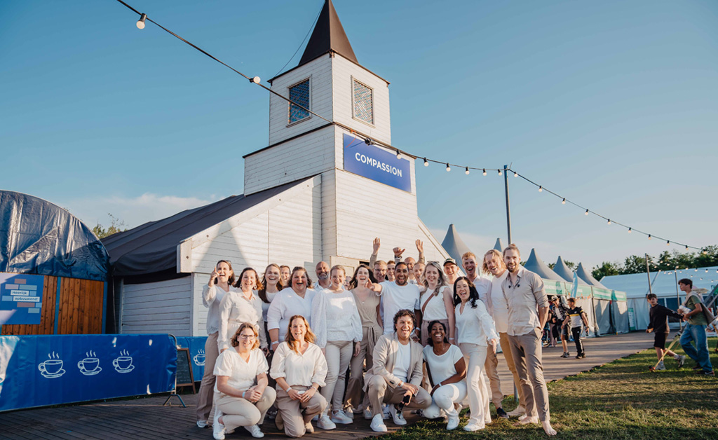 Sfeerimpressie van de Compassion Kerk tijdens Opwekking 2024, met Charis Music.