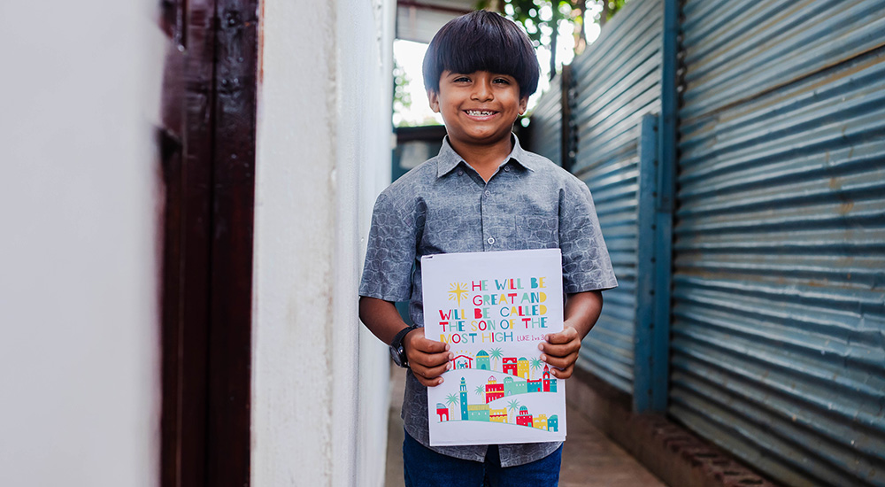 Charlie uit Nicaragua heeft een kerstkaart in zijn hand.