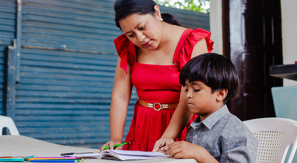 Charlie uit Nicaragua schrijft een brief aan zijn sponsor.