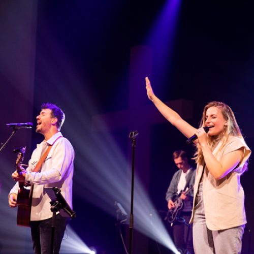 Artiesten Sander & Angela zingen en spelen hun muziek op een podium.