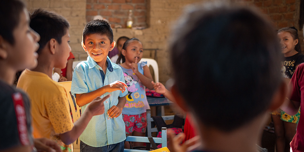 Een jongen op een Compassion-project in Peru. 