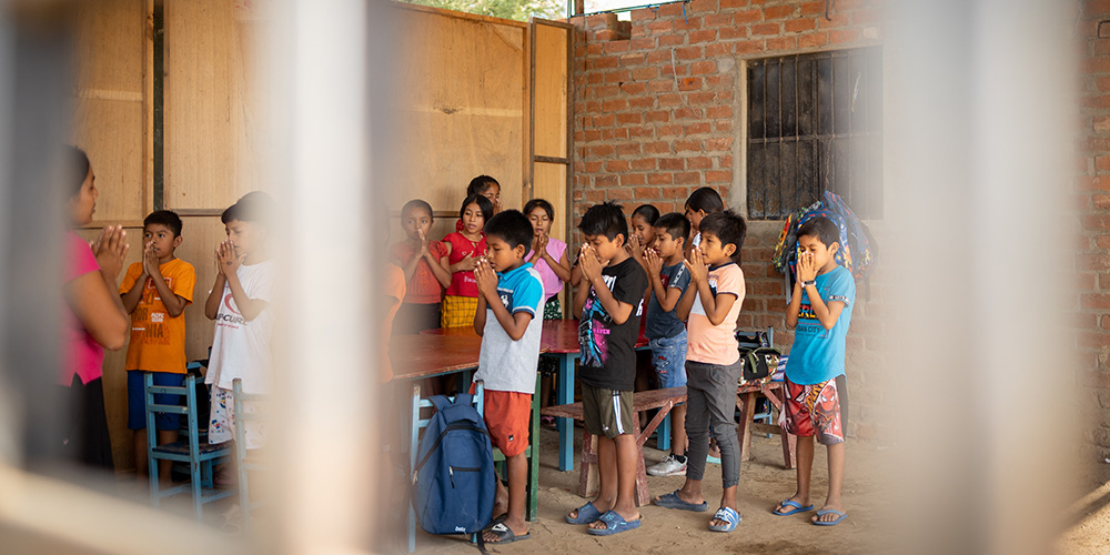 Kinderen bidden op een Compassion-project in Peru. 