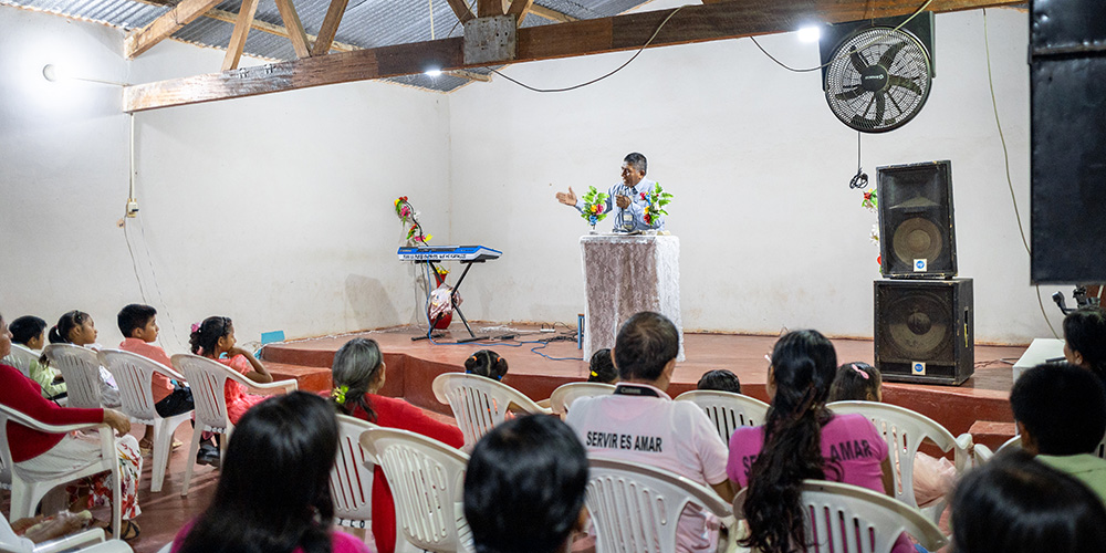 Kinderen zitten in een kerk in Peru. 