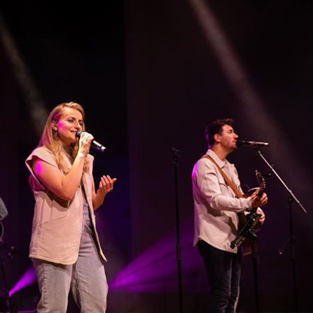 Artiestenduo Sander & Angela zingen op een podium.