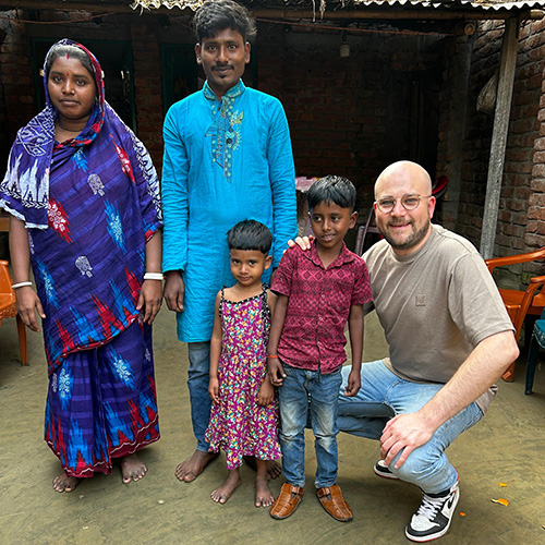 Arnold Wienen met het gezin van Rajib in Bangladesh.