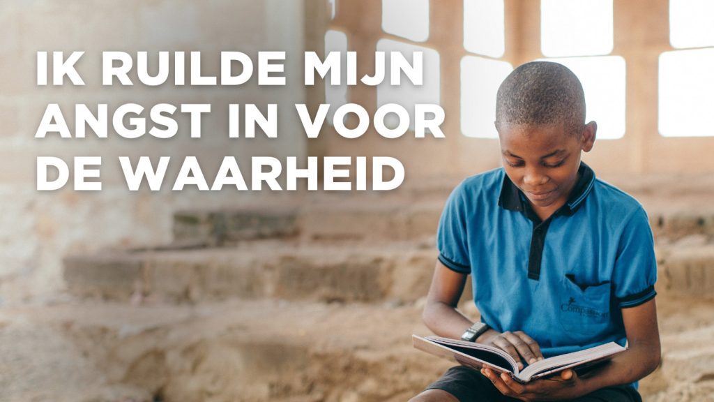 Een jongen uit Tanzania leest in de Bijbel.