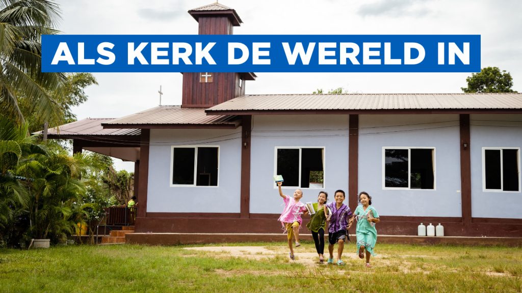 Kinderen rennen voor een kerk in Thailand.